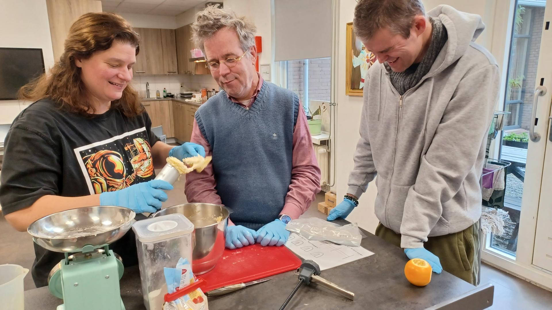 11.15 uur Tijd om de spritsen af te maken. Ward en Peter proberen, samen met Barbara, een nieuw apparaat uit om de spritsen te spuiten.