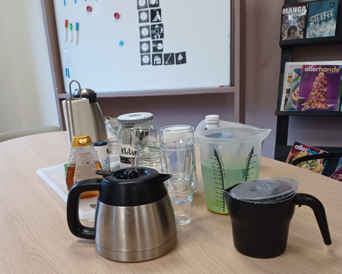 09.30 – 10.00 uur  Een voor een druppelen de deelnemers van de bakgroep binnen. Natuurlijk starten we de dag samen met een kop koffie of thee. 