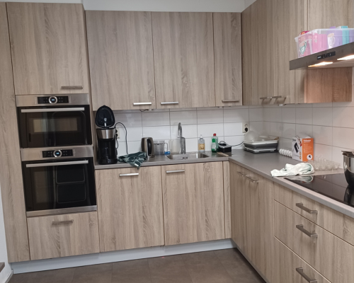 13.30 uur  Een ochtend bakken in de keuken zorgt voor veel vaat. Ward en Peter ruimen de boel op en wassen af. Ondertussen gaan de spritsen in de oven. Ook de was wordt nog even opgevouwen.