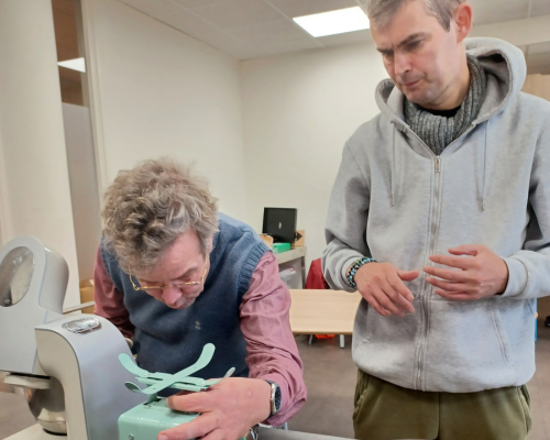 10.15 uur  Normaal gesproken bereiden Ward en Peter ’s morgens een soep voor de lunch. Vandaag gaan we gelijk bakken. Er staan spritsen op het programma. Ward en Peter zoeken de benodigdheden bij elkaar.  