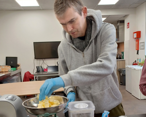 10.30 uur  Alle ingrediënten worden nauwkeurig afgemeten.   Hier en daar met wat hulp van Barbara. 