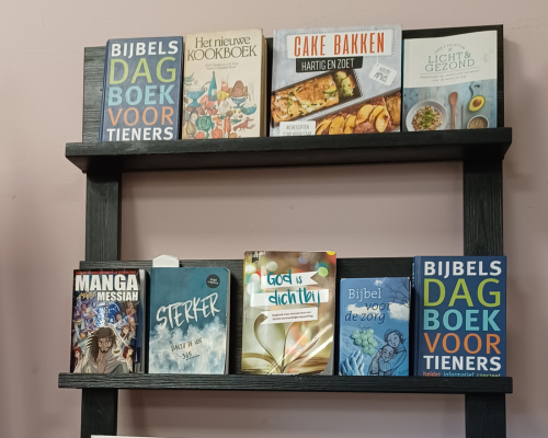 11.00 uur  Een welverdiende pauze mét een zelfgebakken   kokosmakroon erbij. Tijdens de pauze wordt er   een stukje uit een Bijbels dagboek gelezen. Het   thema is ’Maak je geen zorgen’. 