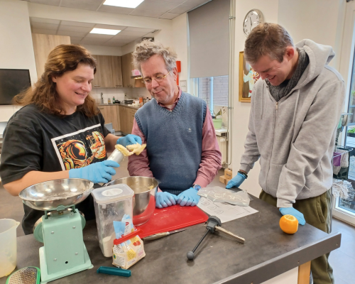 11.15 uur  Tijd om de spritsen af te maken. Ward en Peter proberen, samen met Barbara, een nieuw apparaat uit om de spritsen te spuiten.