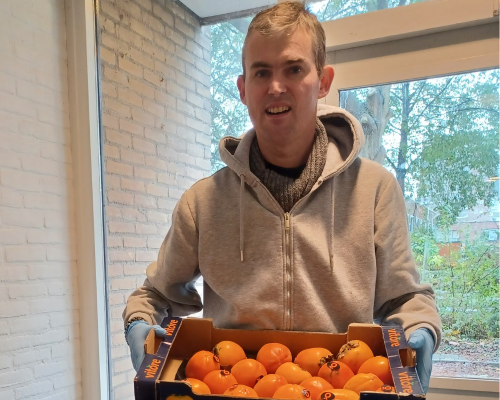 11.30 uur De locatie is ook uitgiftepunt voor redjegroenten.nl en Too good to go. Tijdens de ochtend bellen regelmatig mensen aan die hun internetbestelling komen ophalen. Peter en Barbara handelen de bestellingen samen af. 