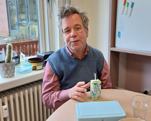 12.30 uur Lunch. Peter opent met gebed. De kippensoep smaakt goed. We kletsen over de verjaardag van Ward die 50 wordt. Hij viert het op de Pannenkoekenboot. Peter mag ook mee. Hij heeft er zin in.  Peter is een ster in het onthouden van cijfers. Moeiteloos lepelt hij de geboortedata van alle deelnemers op.